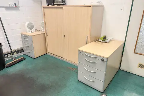 Schuifdeurkast en 2 rolcontainers