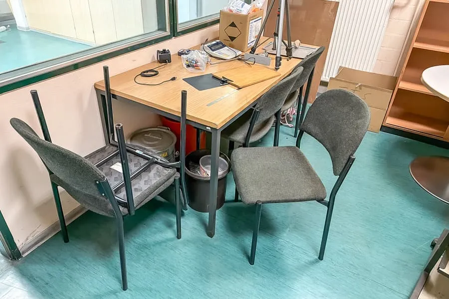 Tafel en 5 stoelen