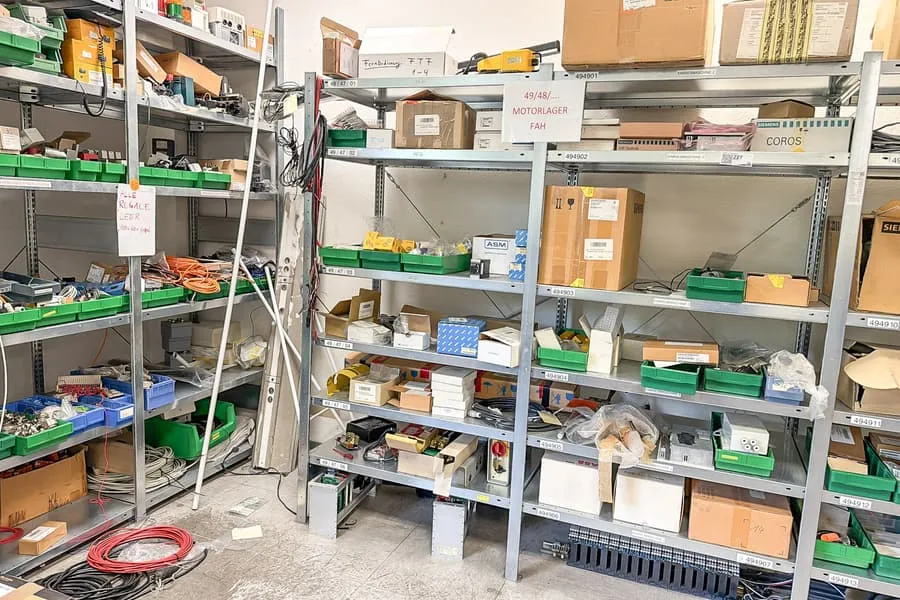 Regalinhalt: Maschinenersatzteile