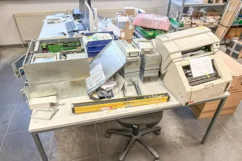 Contenu de table : composants électroniques, défectueux