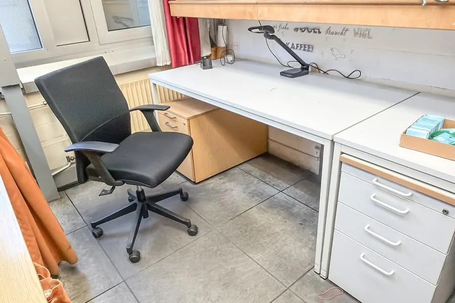 Schreibtisch und Bürodrehstuhl