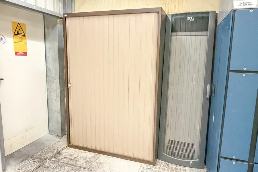Kovová skříň s posuvnými dveřmi