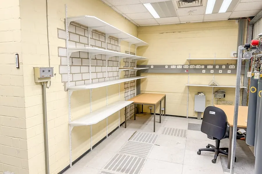 Sada nástěnných polic, cca 4,5 bm