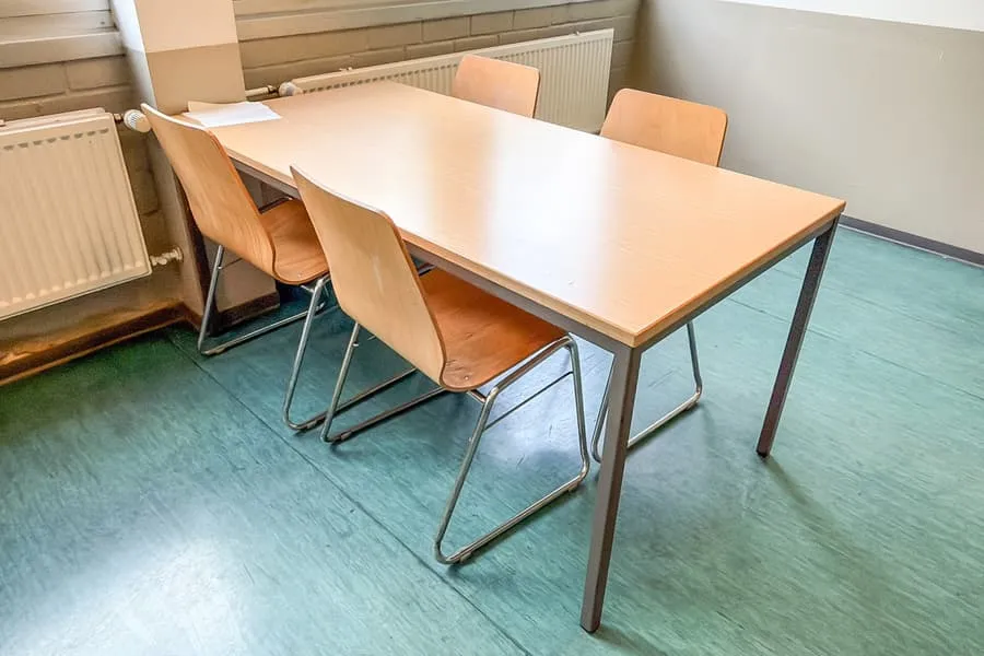 Tafel en 4 stoelen