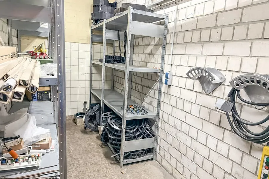 Slot-in shelving Meta