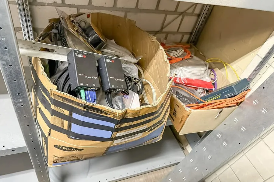 2 cartons de matériel électronique et câbles