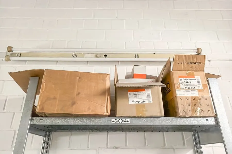 3 cartons avec matériel de fixation