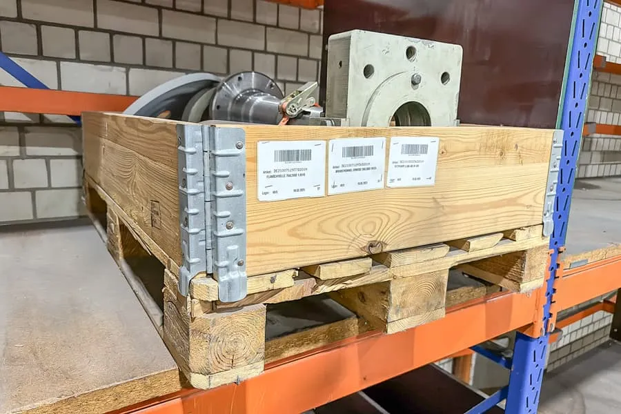 Paleta s náhradními díly strojů