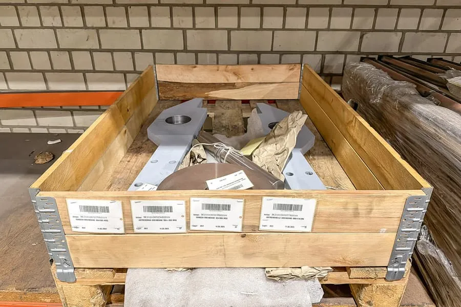 Pallet met machine-onderdelen