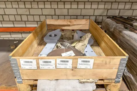 Paleta z częściami zamiennymi do maszyn