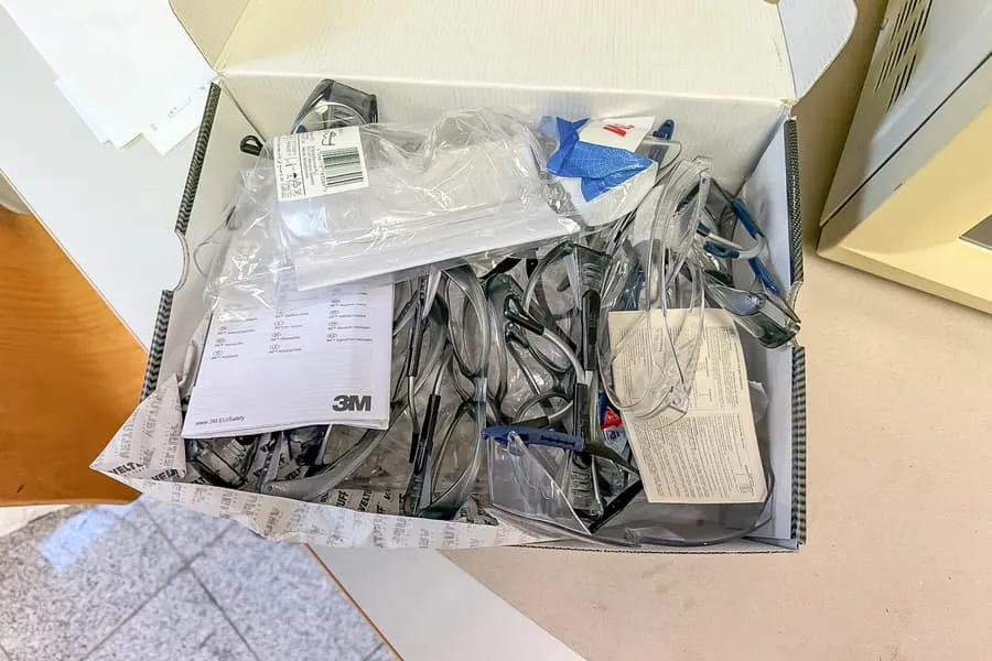 Carton avec lunettes de protection