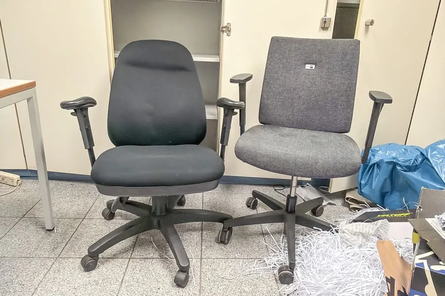2 bureaustoelen met wieltjes