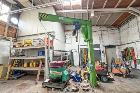 Grue pivotante à colonne Kröger