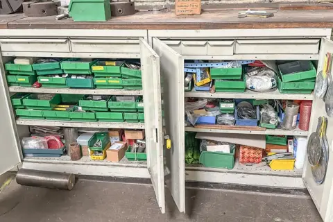 Contenu de 2 armoires : pièces de rechange pour pompes