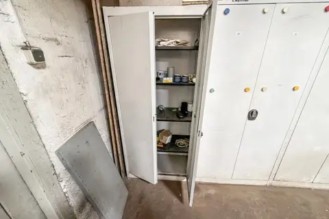 Металлический шкаф для хранения