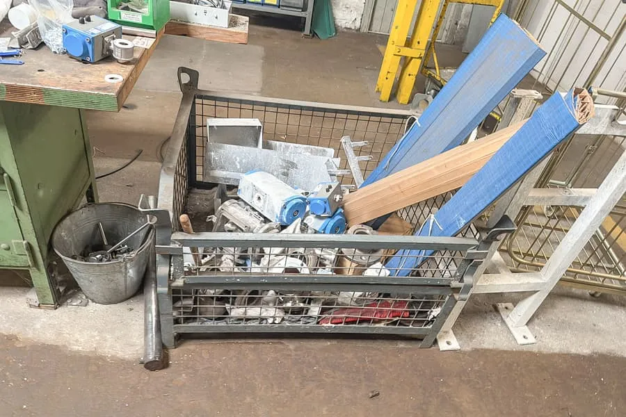 Palette grillagée avec pièces détachées de machines