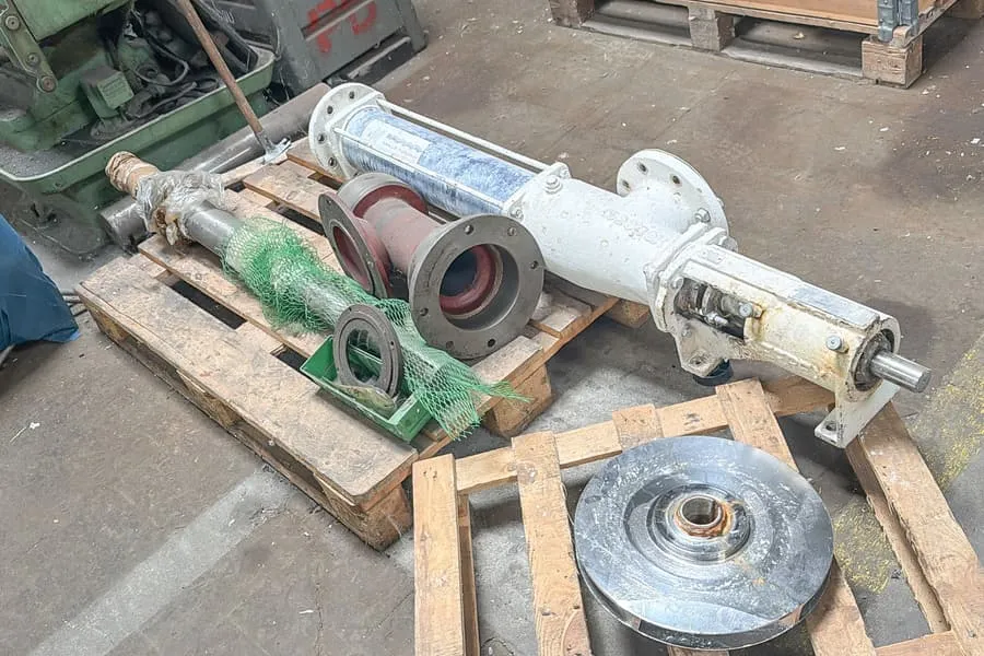 Palette de pièces détachées de machines