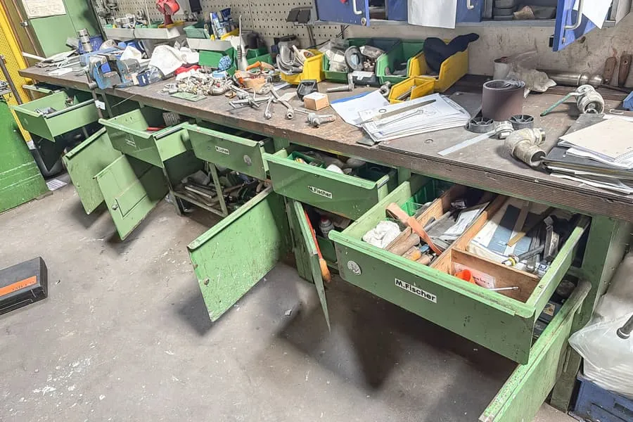 Contenu de l'établi : équipement d'atelier