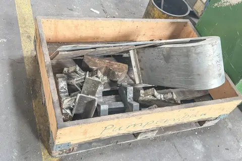 Paleta z częściami zamiennymi do maszyn