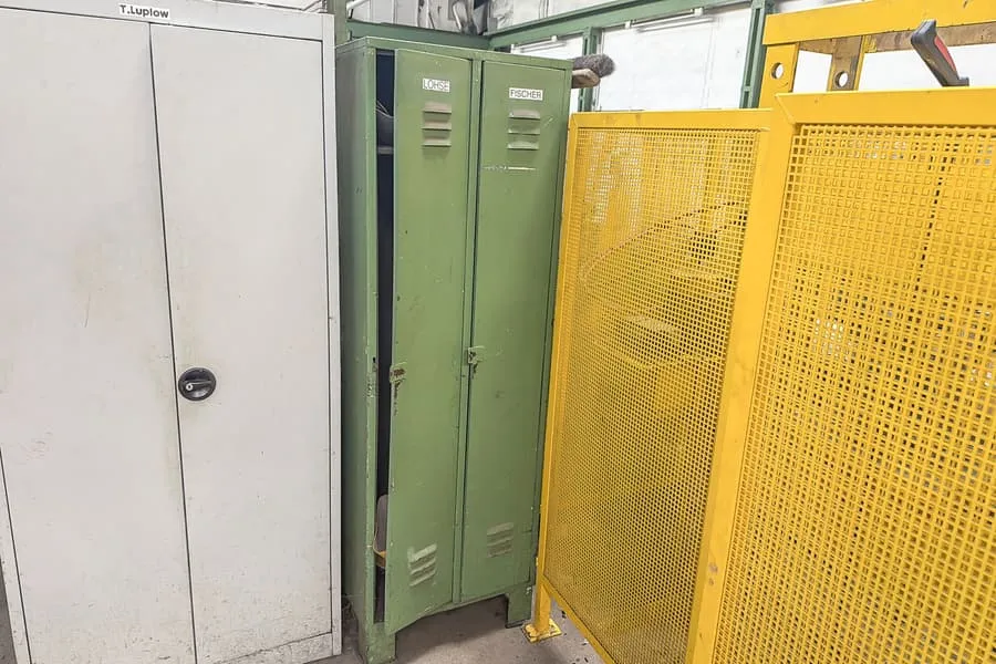 Metalen kast, 2-deurs