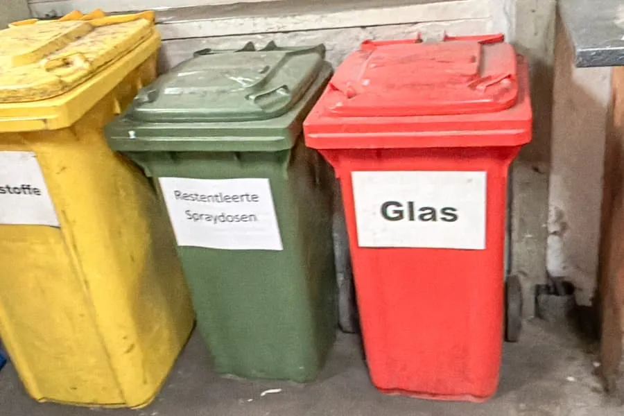 2 pojemniki na śmieci