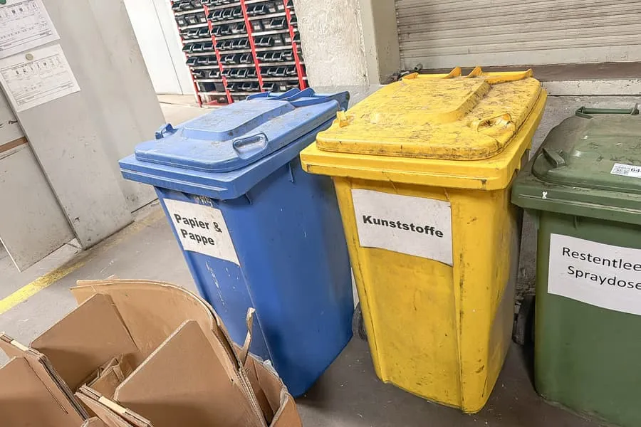 2 pojemniki na śmieci