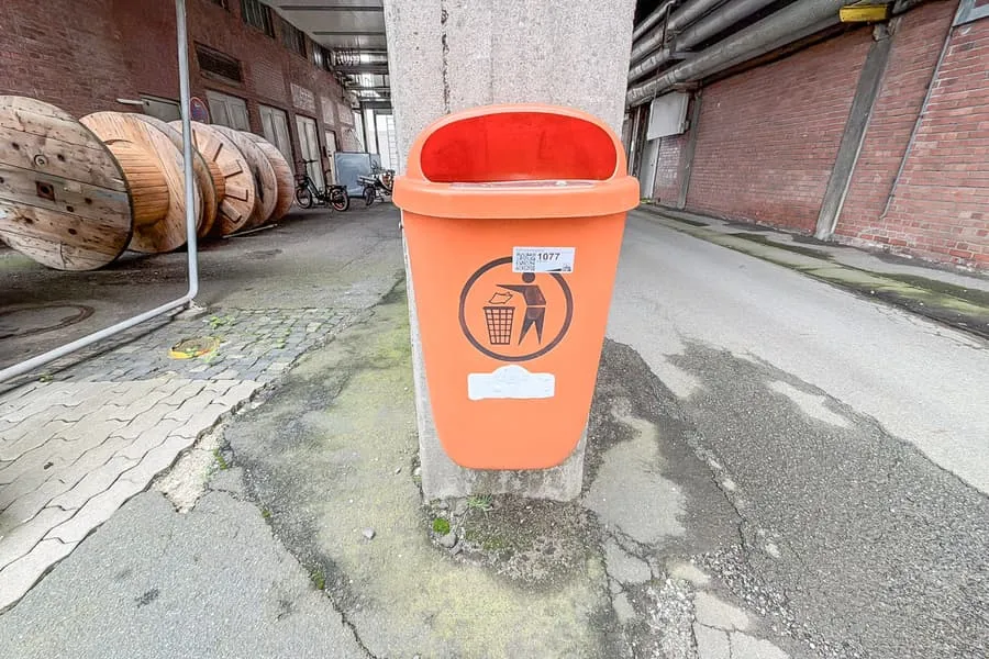 Poubelle murale