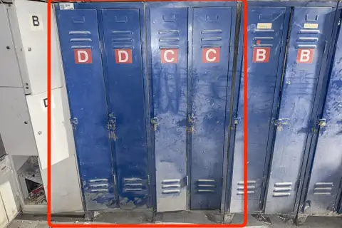 2 kovové skříňky, každá 2dveřová