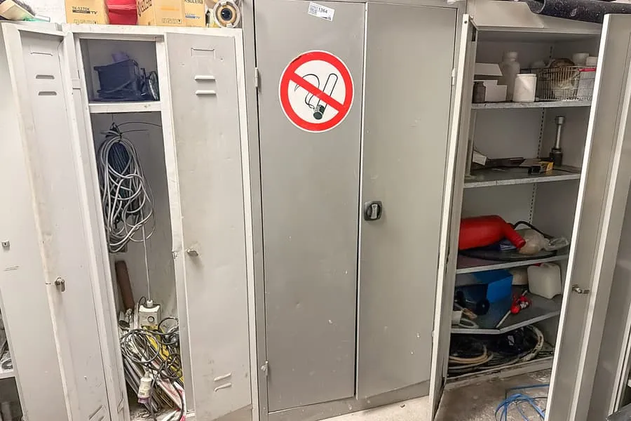 Metal locker, 2 doors