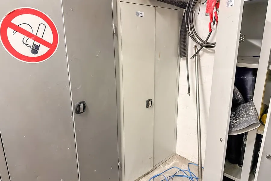 Metal locker, 2 doors