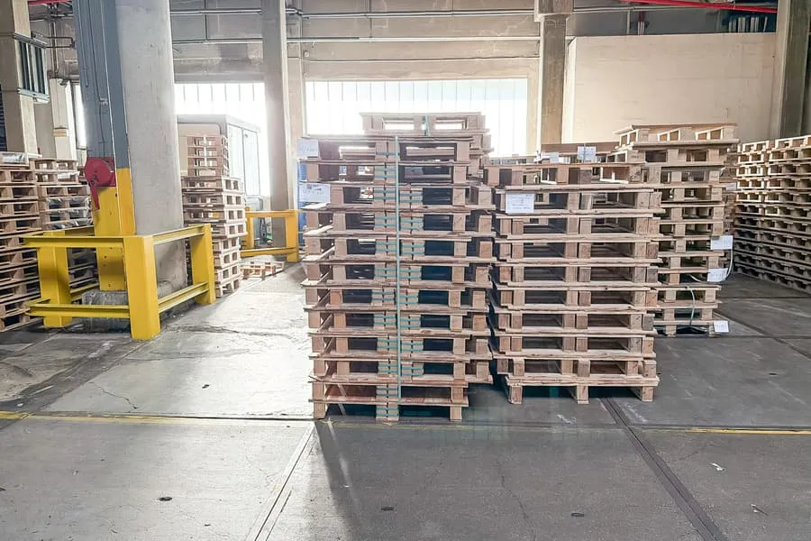 Lot of one-way pallets