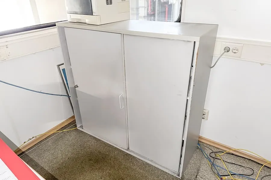 Armoire à portes coulissantes