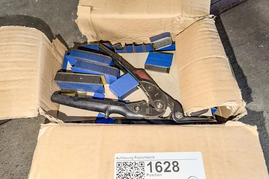 Tin snips with connecting and fastening material