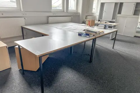 5 psacích stolů