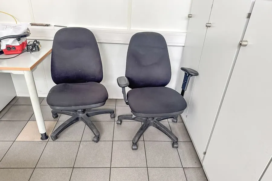 2 bureaustoelen met wieltjes