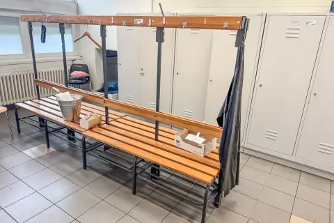 2 vestiaires avec bancs