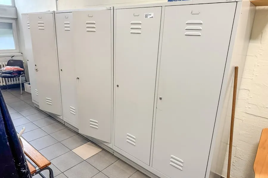 3 kovové skříňky, každá 2dveřová