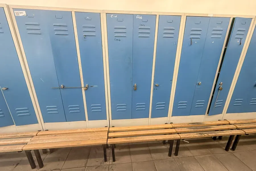 8 skříněk, každá 3-dveřová