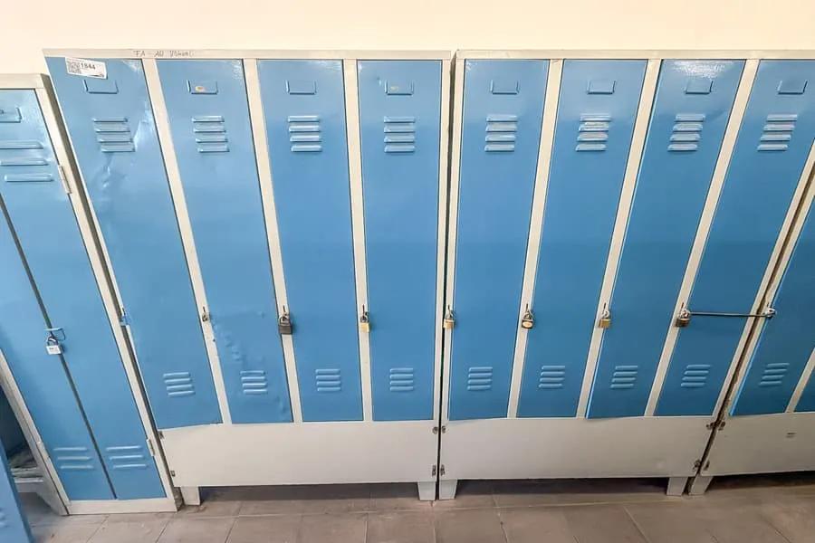 10 lockers, 4 doors each
