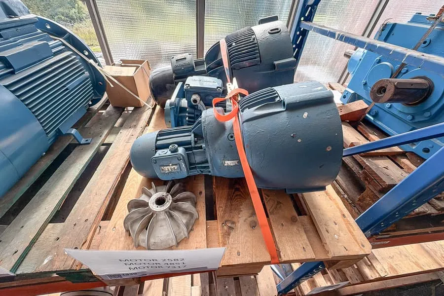 3 moteurs Demag
