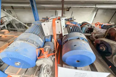 Pallet met motoren
