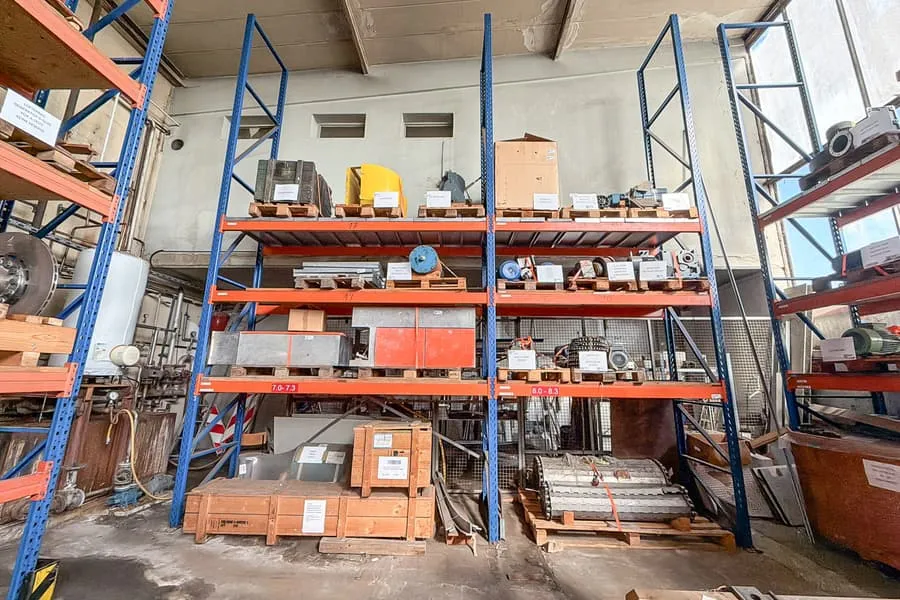 Zware legbordstelling, ca. 5 strekkende meter