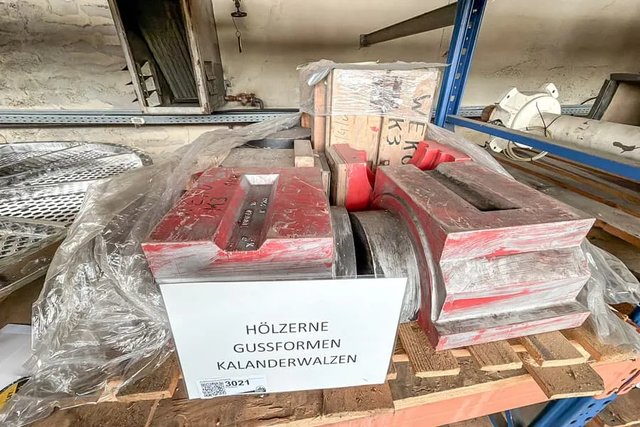 Paleta z drewnianymi formami do wałów kalandra