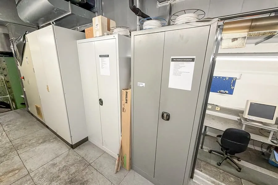 2 metalen opslagkasten