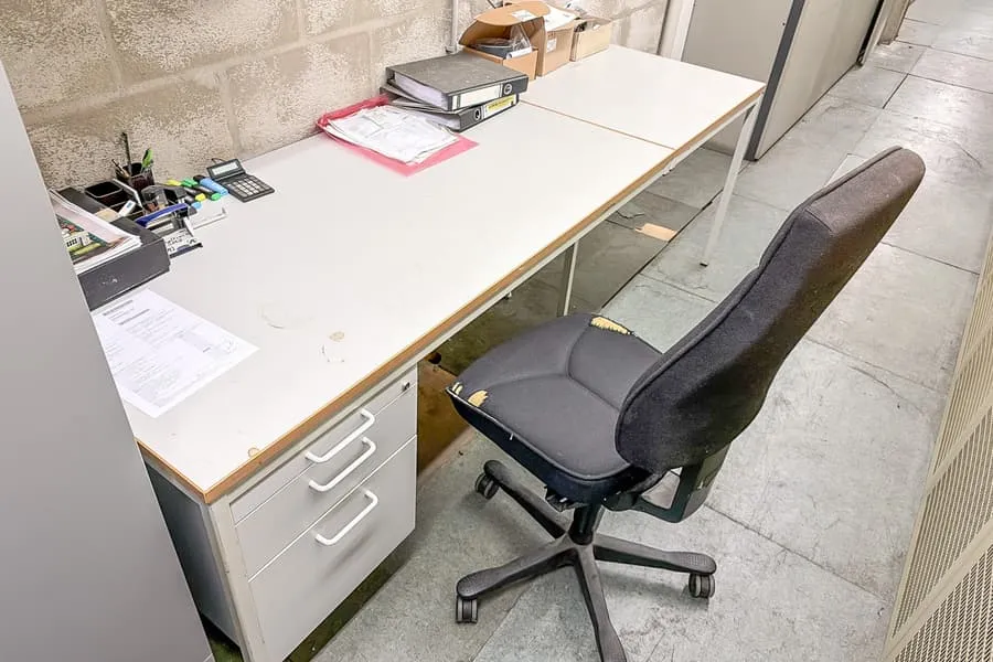 Schreibtisch und Bürodrehstuhl