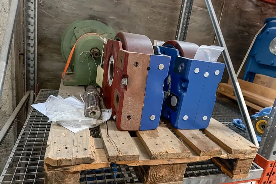 Palette avec pièces de rechange pour machines