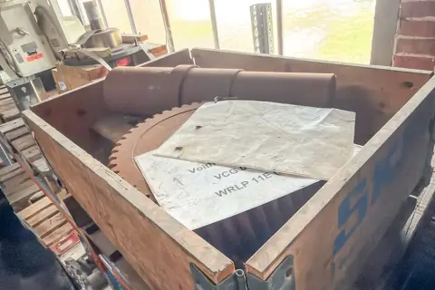 Paleta z częściami zamiennymi do maszyn