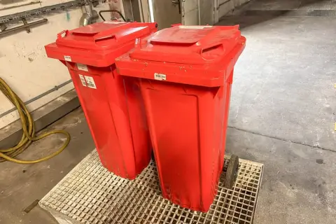 2 popelnice