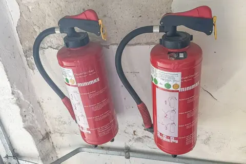 2 hasicí přístroje, každý 6 kg ABC prášek