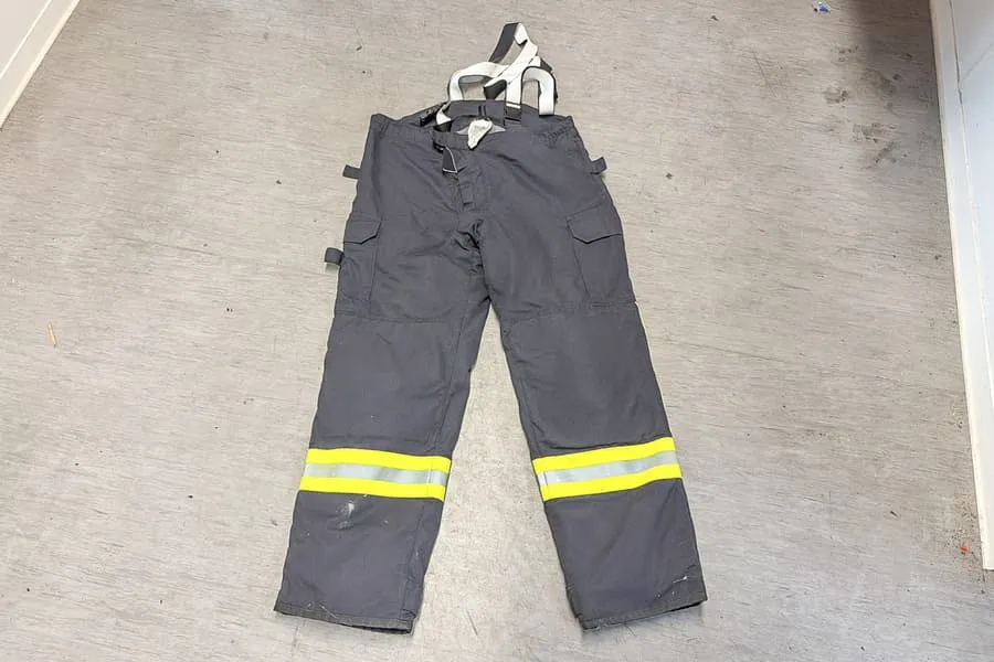 Fire protection trousers with braces